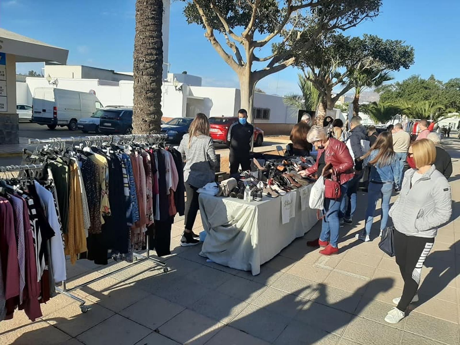 Campohermoso recupera una nueva edición del mercado de saldos