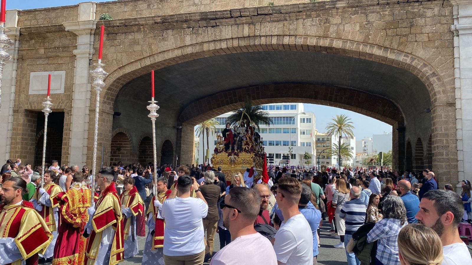El paso de la Borriquita atraviesa las Puertas de Tierra.