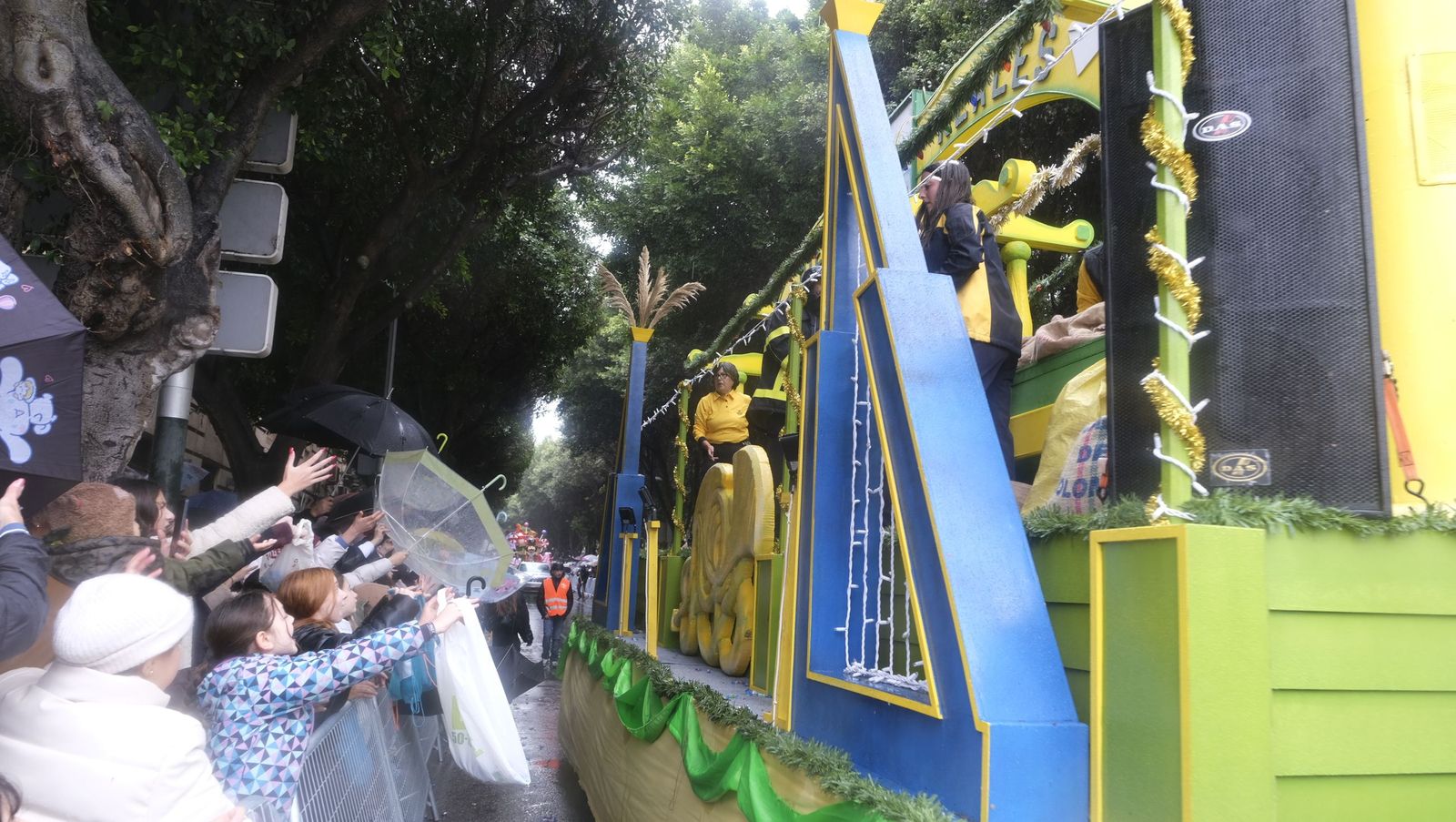 Fotografías de la cabalgata de los Reyes Magos pasada por agua en Almería