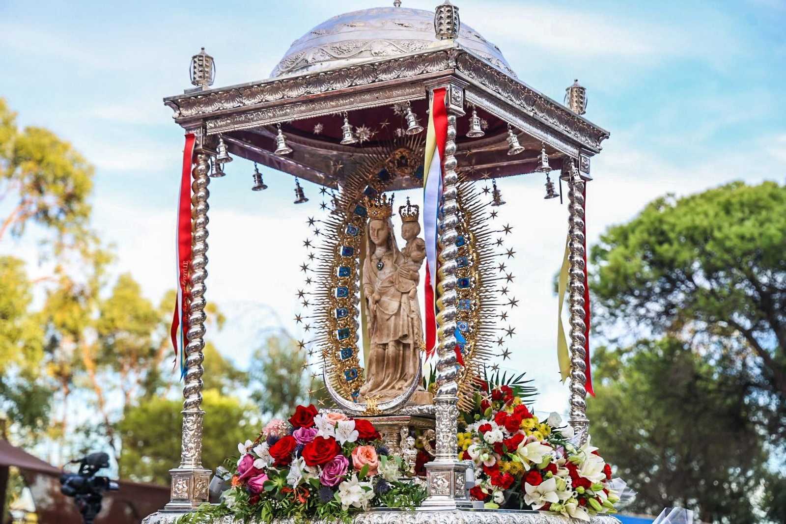 Imágenes de la procesión de Nuestra Señora de los Milagros, patrona de Palos de la Frontera, en la romería en el pinar de La Rábida