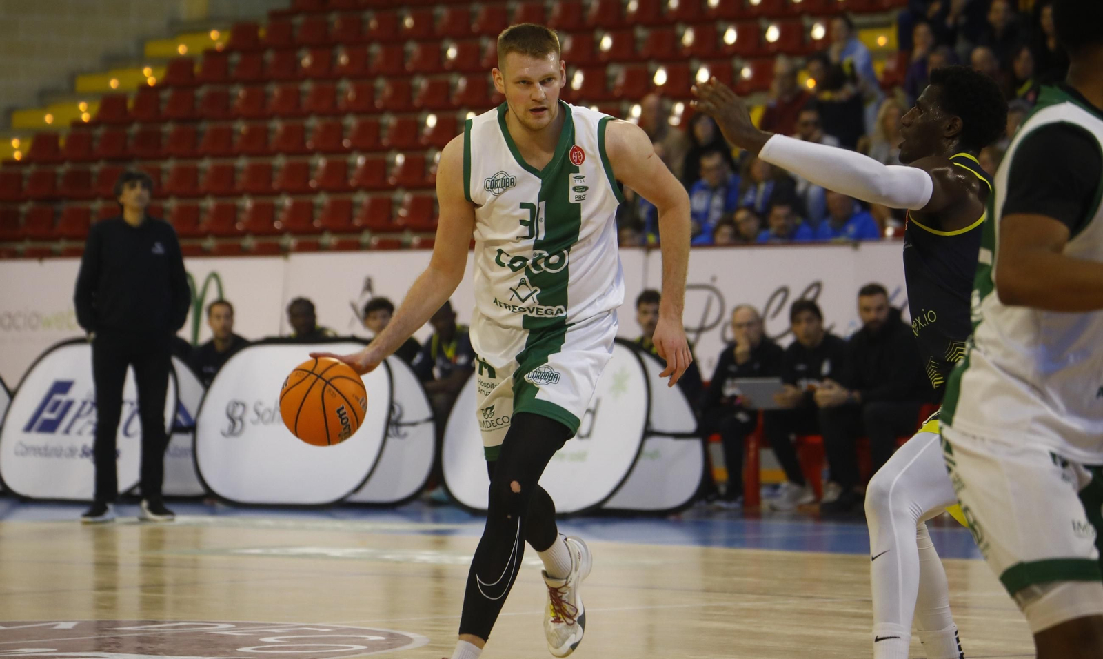 Gadiliauskas bota el balón durante un lance del partido.