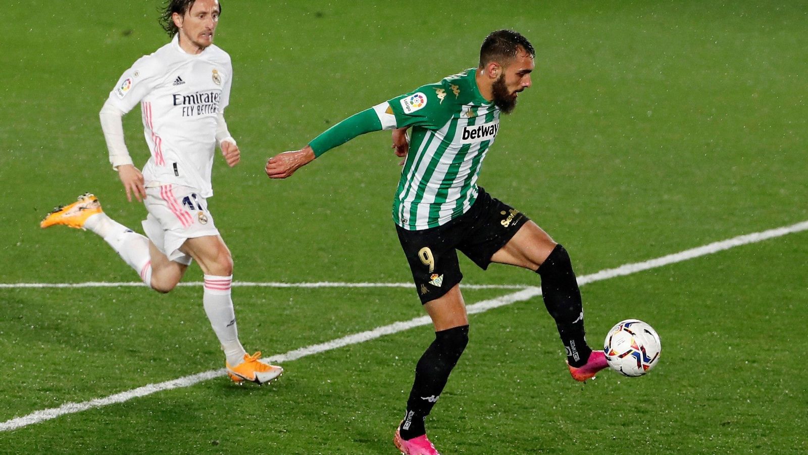 Borja Iglesias remata en el área madridista.