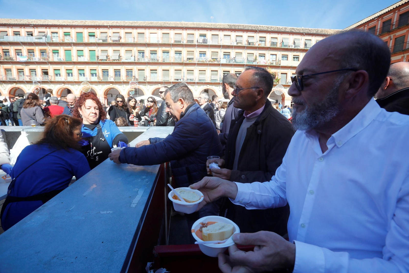 Las mejores imágenes de la salmorejá que da comienzo al Carnaval de Córdoba 2025