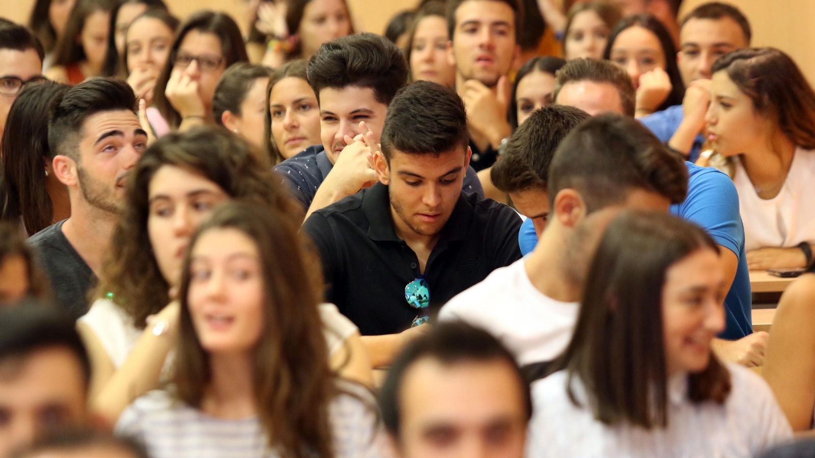 Alumnos de Bachillerato antes de empezar una clase.