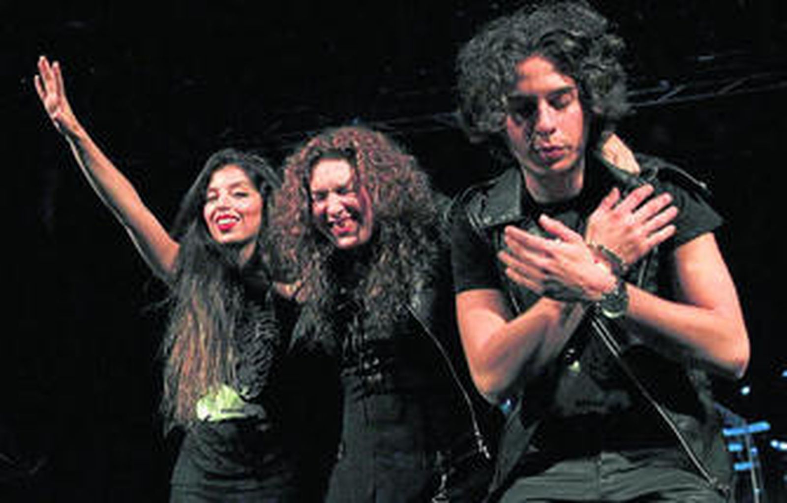 Enrique Morente, hijo, junto a sus hermanas en un concierto del homenaje a Morente.