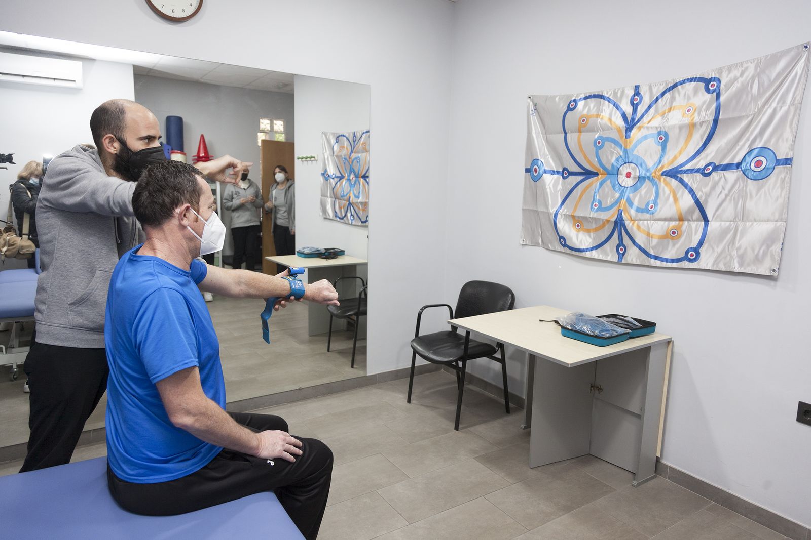 Un enfermo de ictus recibe tratamiento en la clínica.