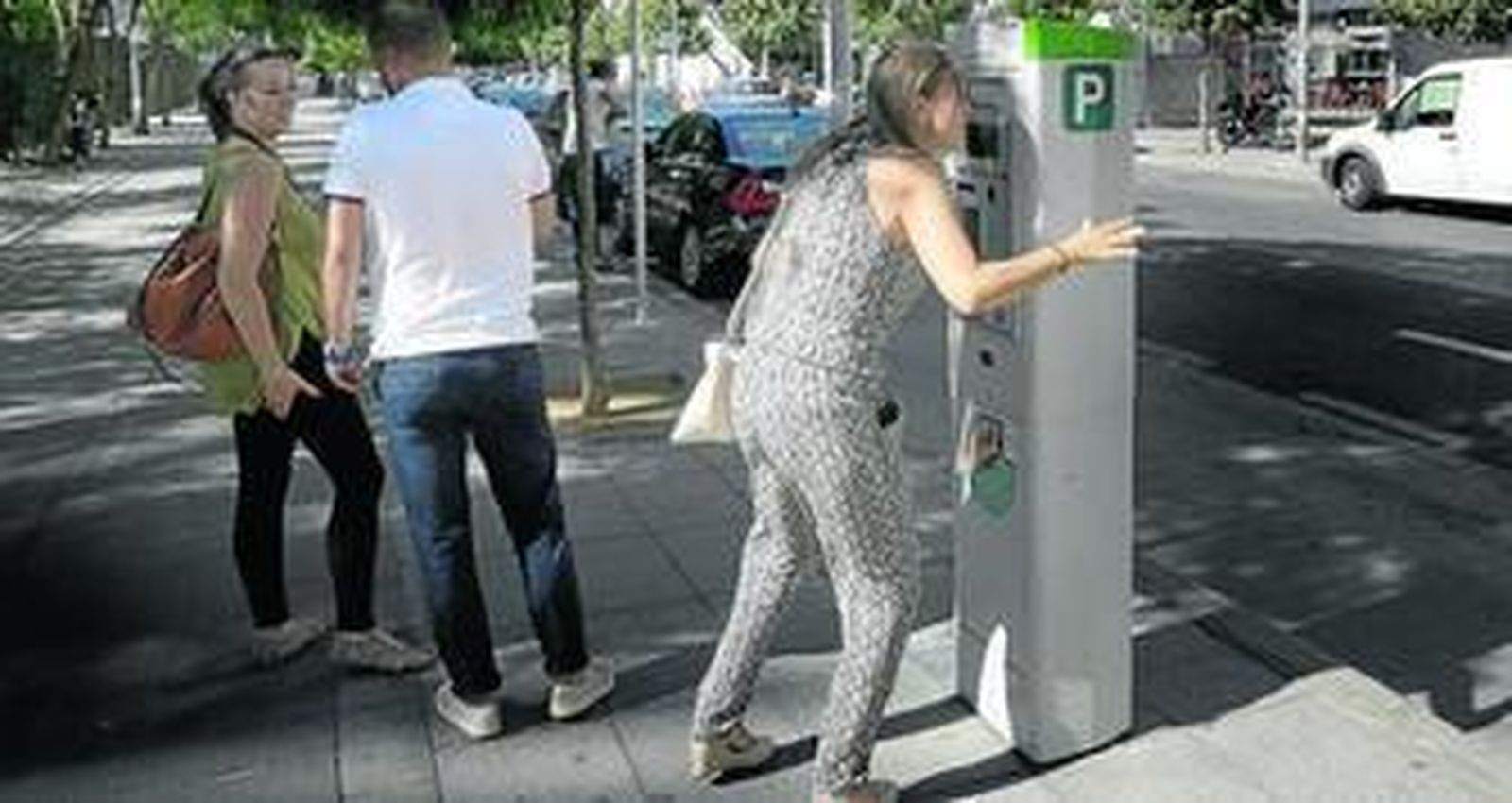 Una joven utiliza uno de los parquímetros instalados en las calles aledañas al campus universitario de Pirotecnia.