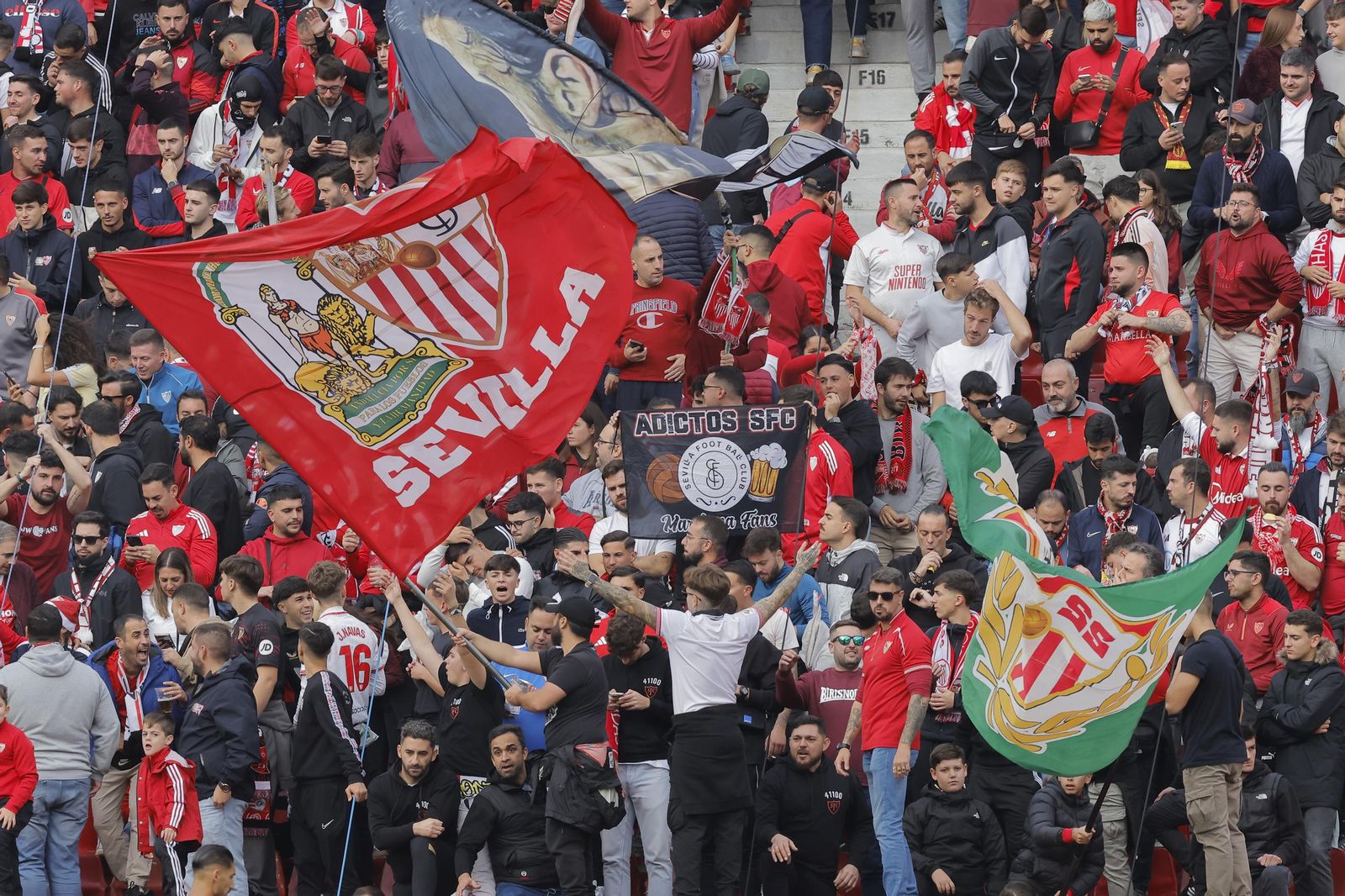 Búscate en las fotos del Sevilla -Betis