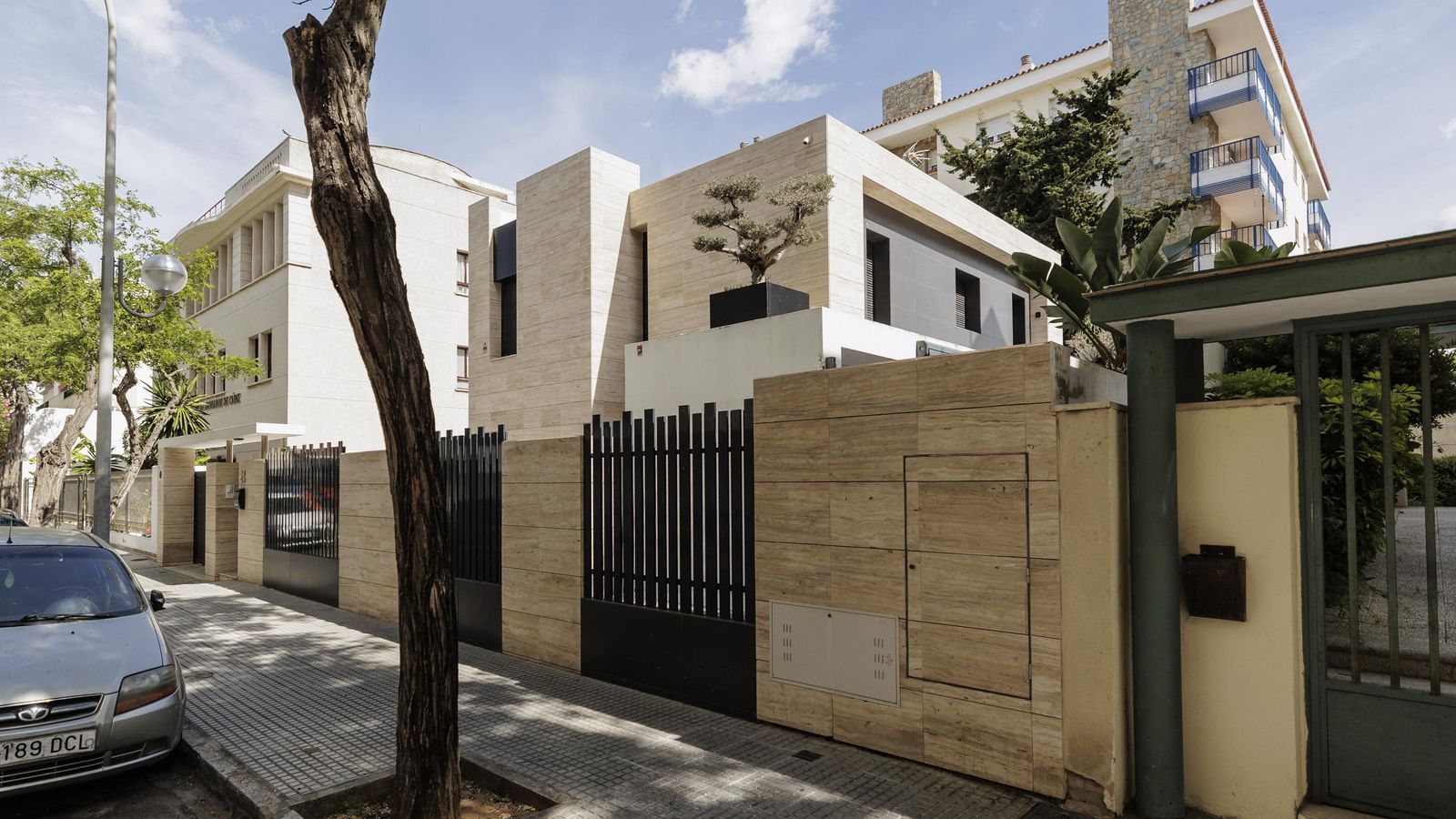 Chalet propiedad del futbolista del Sevilla Suso, ubicado en la calle Tamarindos, a dos pasos del Colegio de Abogados.