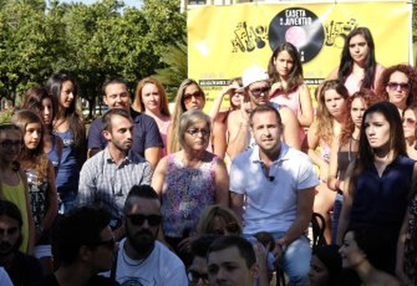 El Ayuntamiento presenta el cartel de la Caseta de Juventud para la Feria 2014