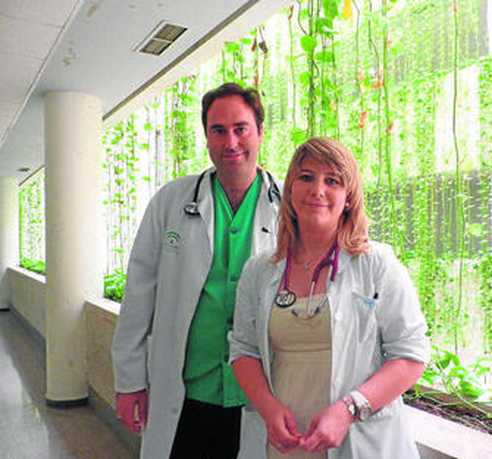 Ana Blanca Paloma Martínez y Raúl López, ayer en el Hospital Juan Ramón Jiménez.