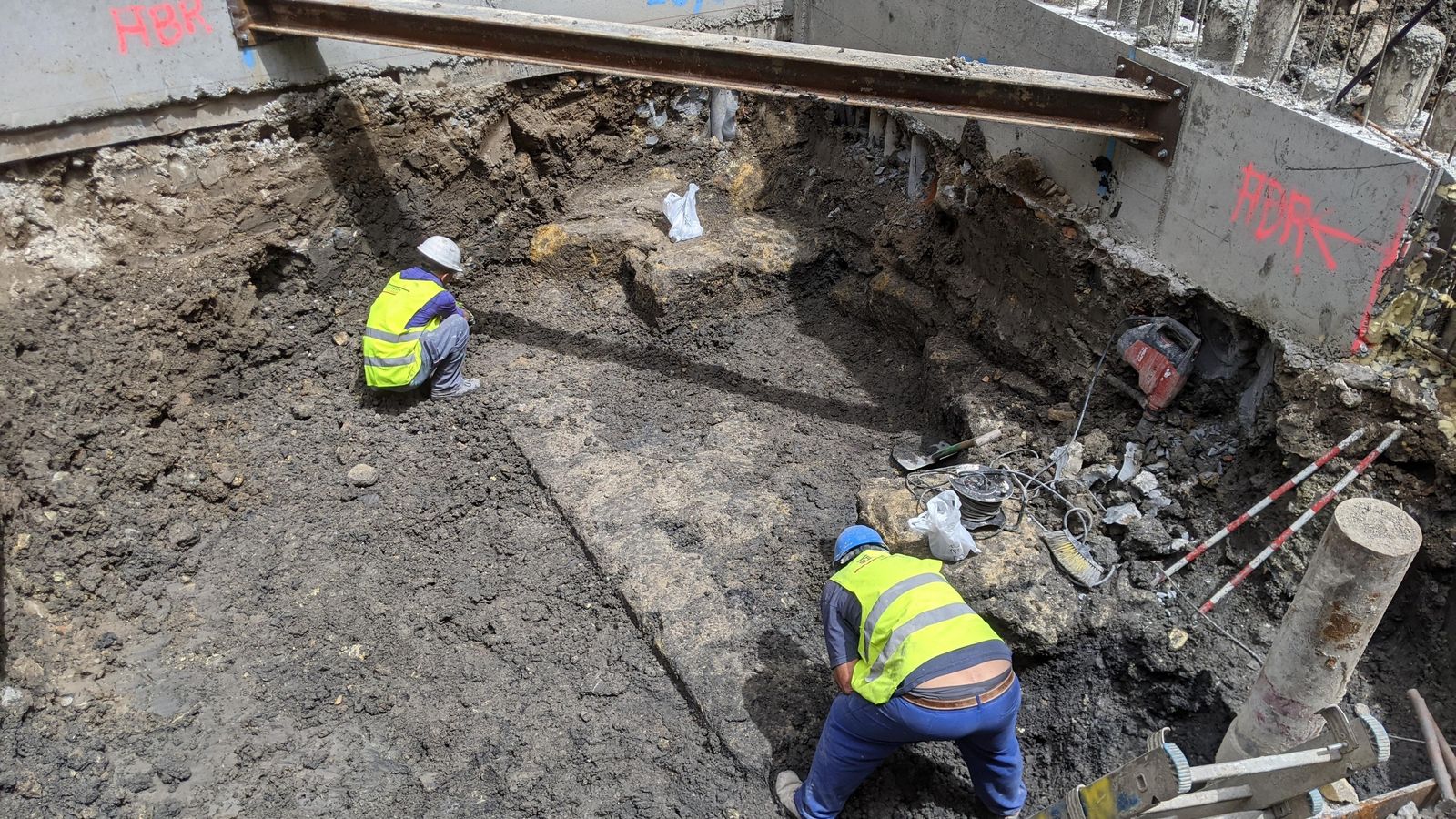 Momento del hallazgo de la muralla.