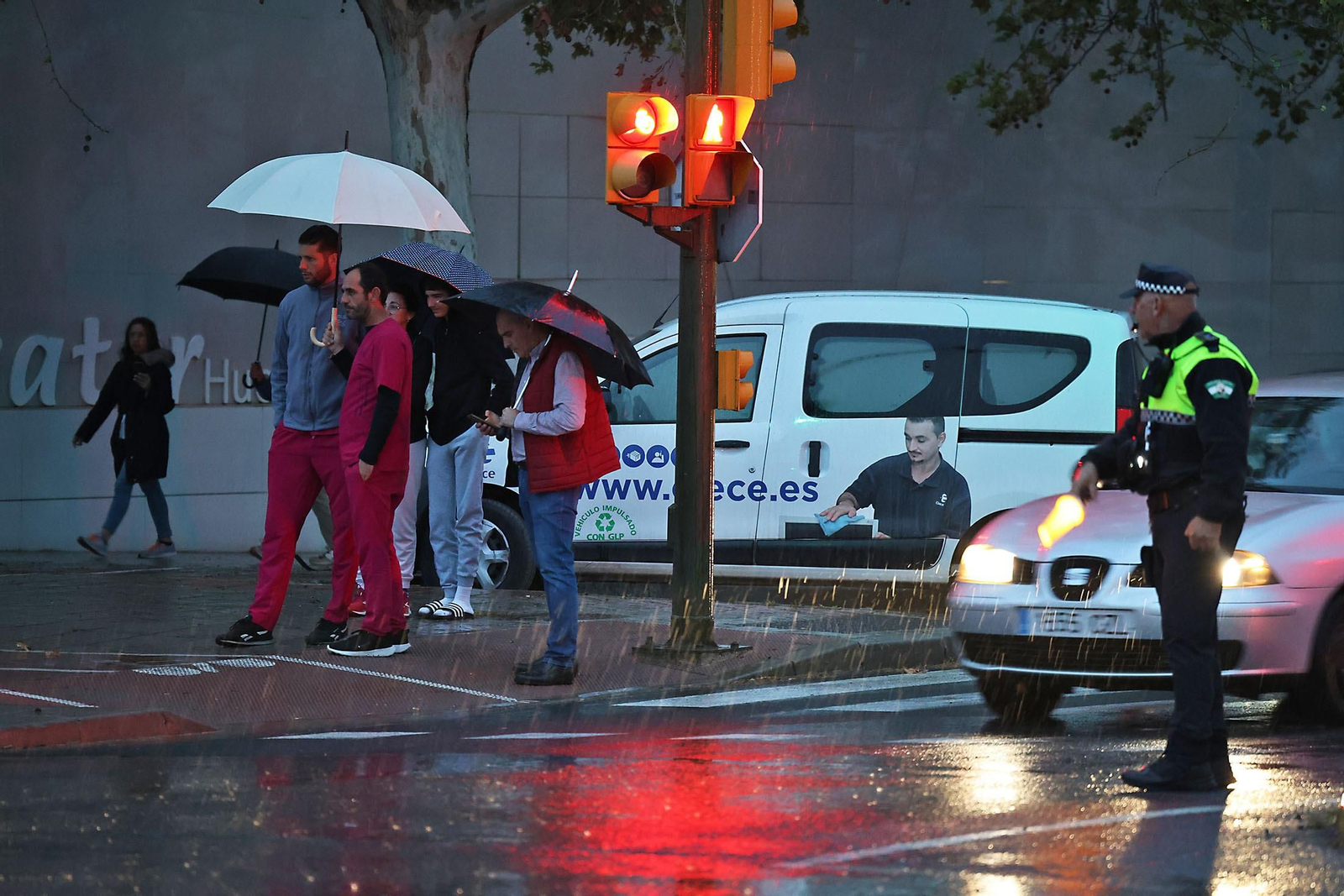 Las espectaculares imágenes del rescate de una persona en un accidente de tráfico en Huelva
