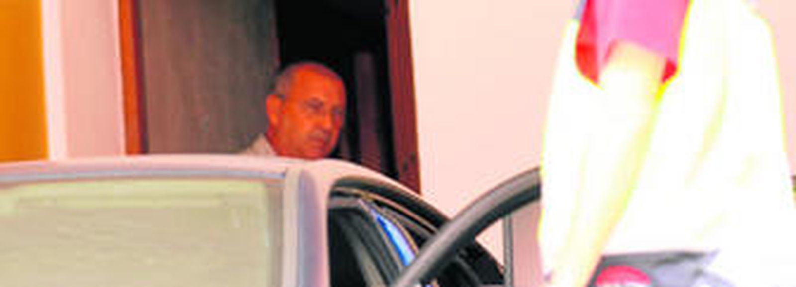 Juan Sánchez, ayer, a las 12:30 sale de su domicilio, una vez concluido el registro, para ser trasladado en un vehículo camuflado de los investigadores.