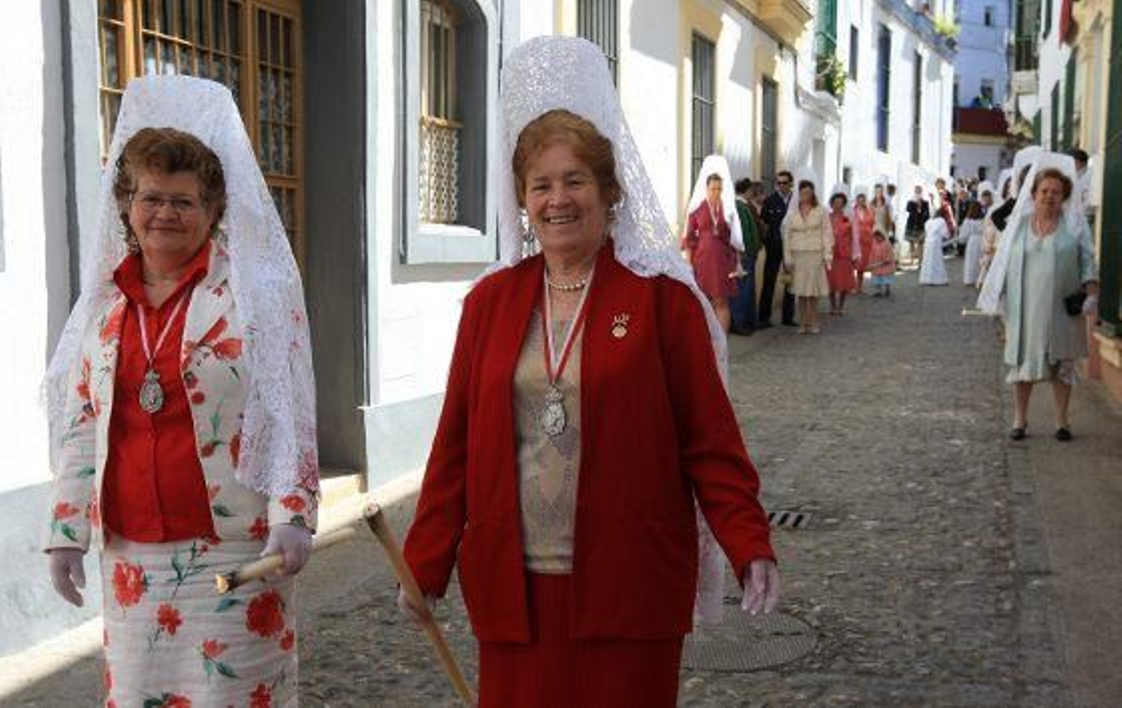 No obstante, hay que decir que la costumbre de vestir mantilla en Semana Santa, al menos en esta ciudad, ha vuelto a venirse abajo. 

Foto: Juan Carlos Toro