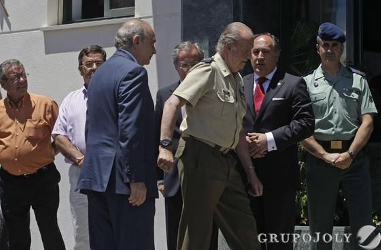 Don Juan Carlos muestra su apoyo a los pescadores y a la Guardia Civil por el trabajo que realizan./Erasmo Fenoy