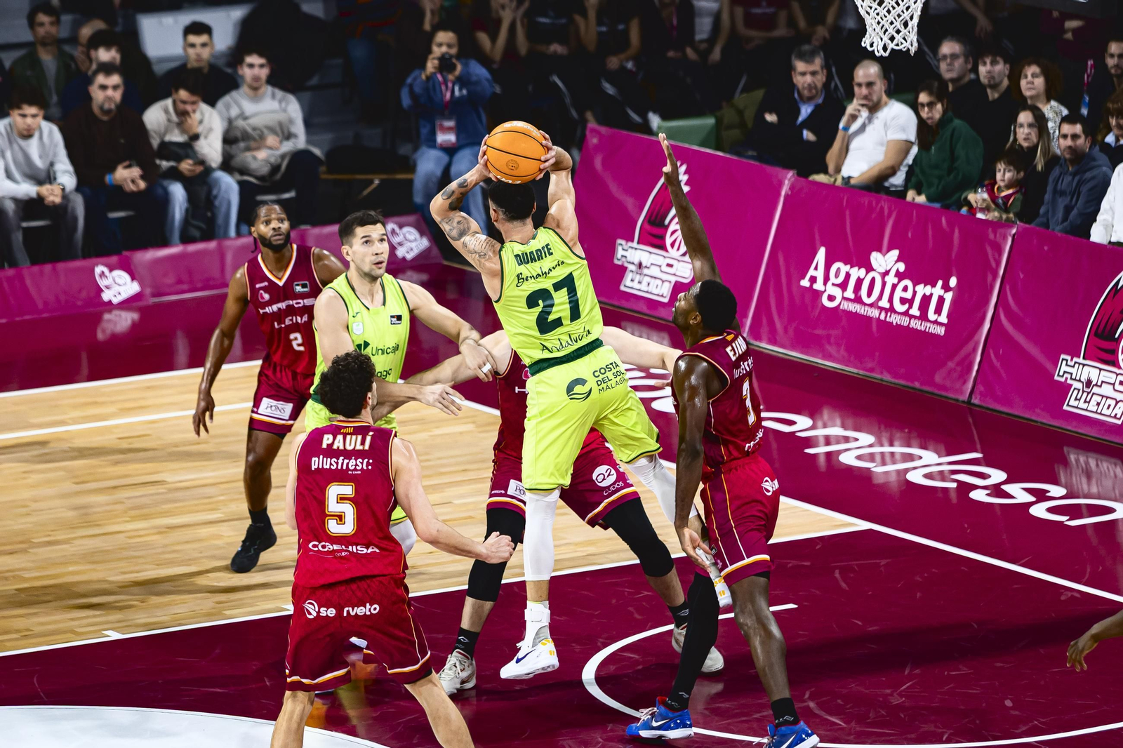 Duarte da  un pase en el aire.