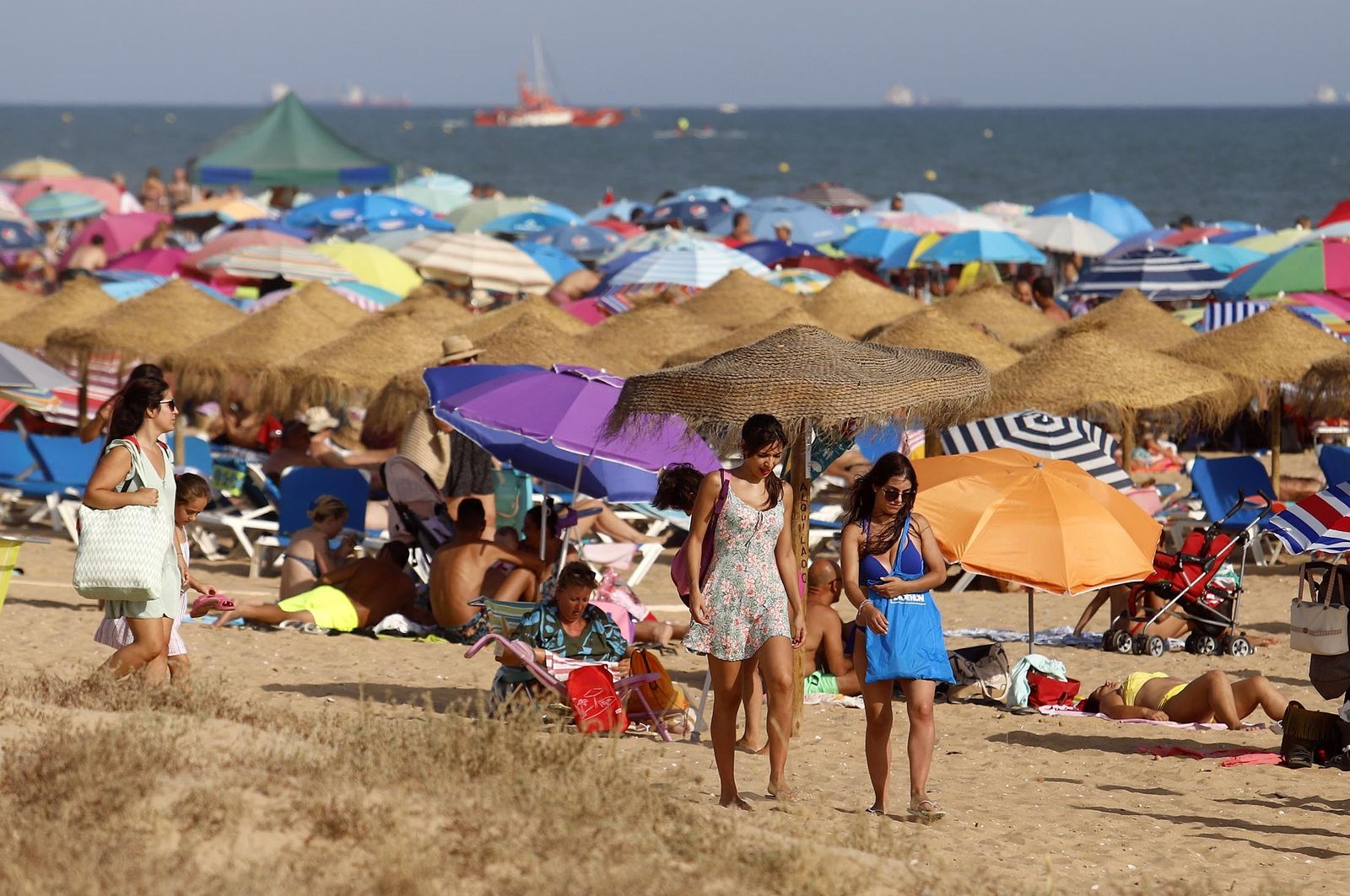 Un día en las playas de Huelva, en imágenes