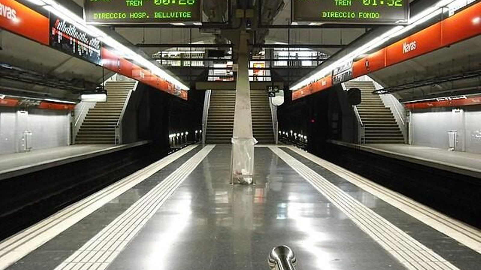 Metro de Barcelona: estación con andén central y dos andenes laterales.