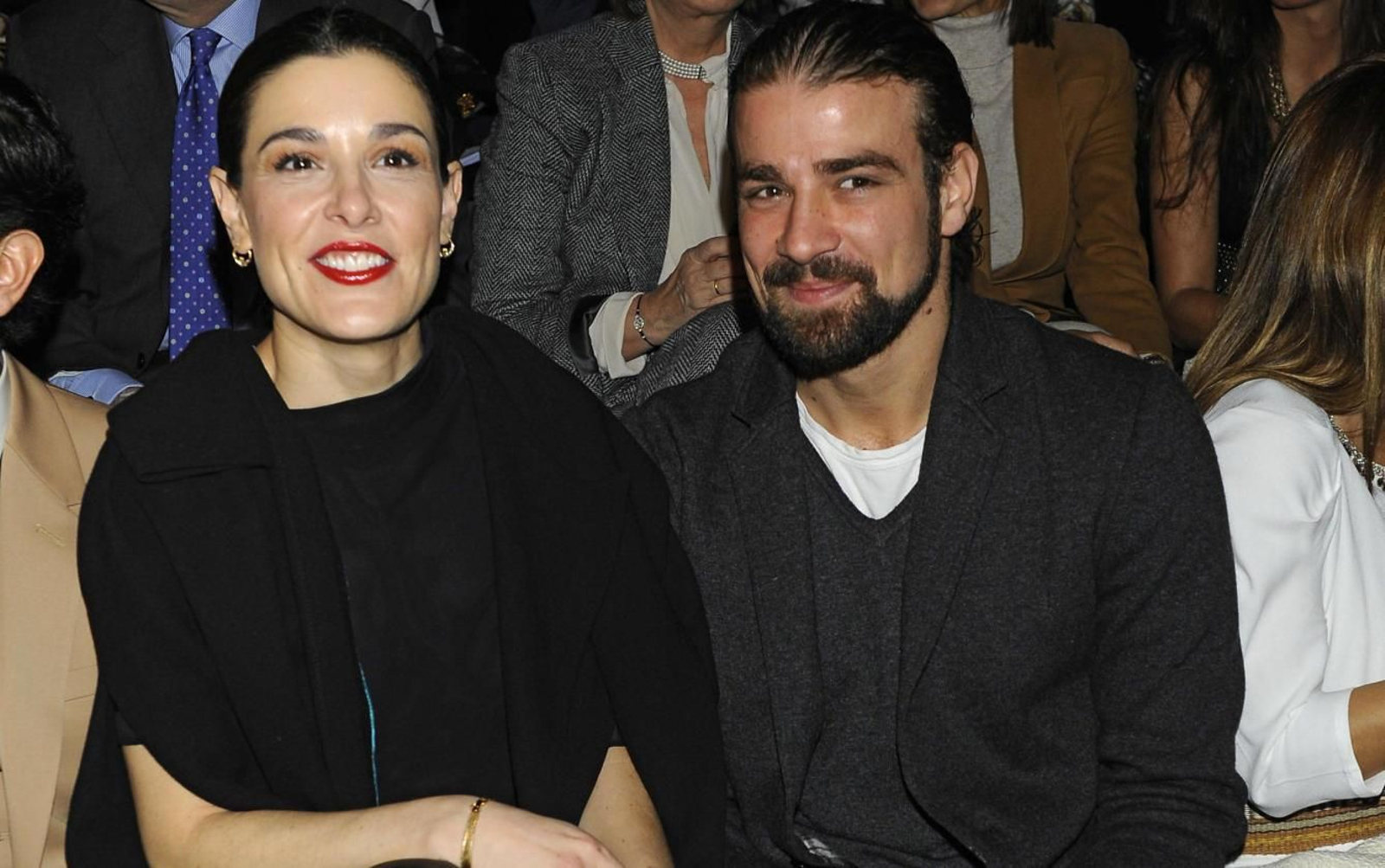 Raquel Sánchez Silva y el infortunado Mario Biondo meses antes de su fallecimiento en un 'front row' de moda