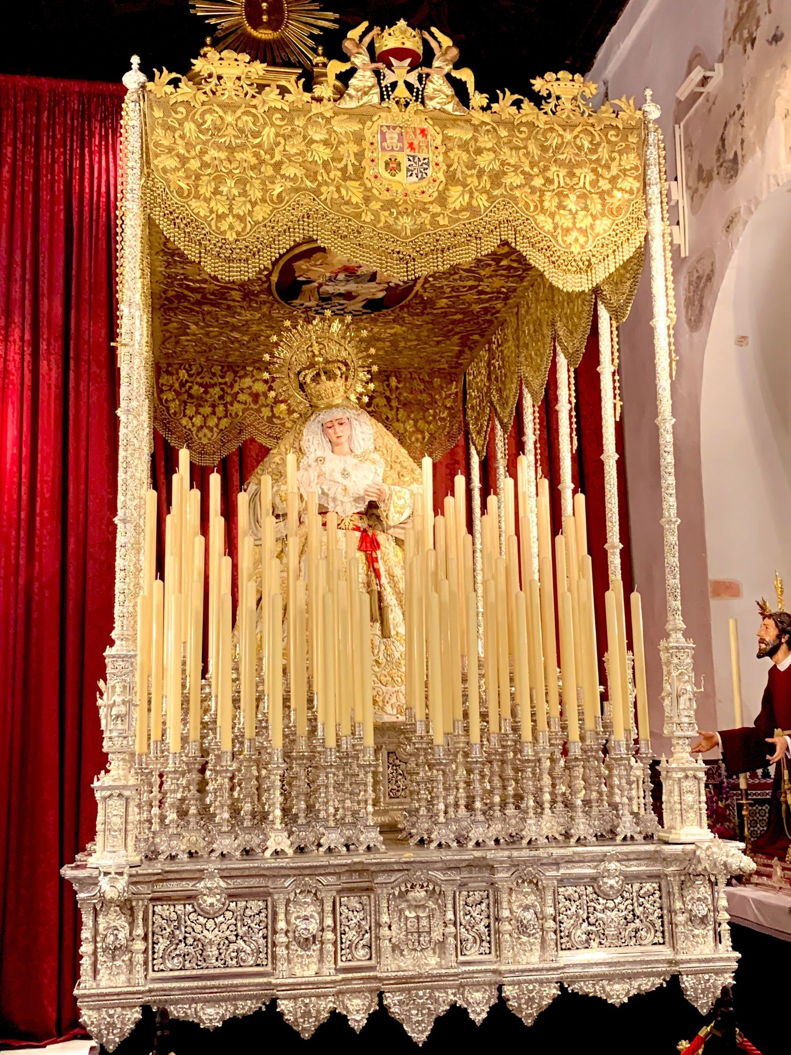 La Virgen del Rosario, casi a punto para salir a la calle