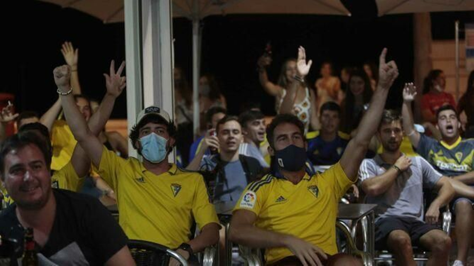 Aficionados viendo un partido del Cádiz antes del ascenso a Primera.