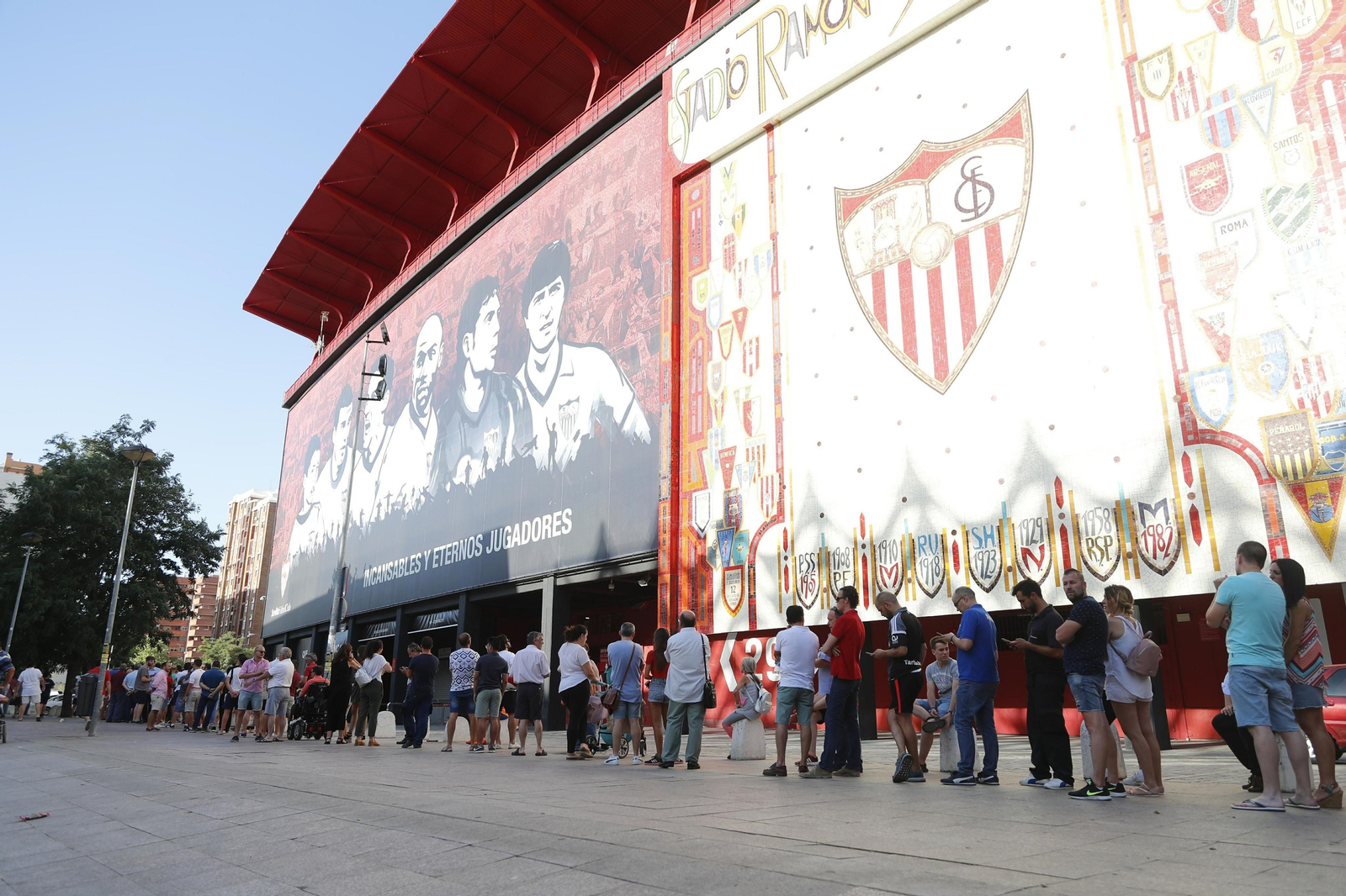 La afición del Sevilla hace colas para sacar sus abonos, en la tarde de ayer.