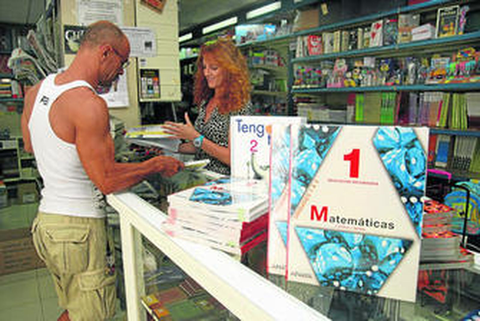 Interior de la papelería 'Amadeus', una de las pocas que siguen vendiendo libros de texto.