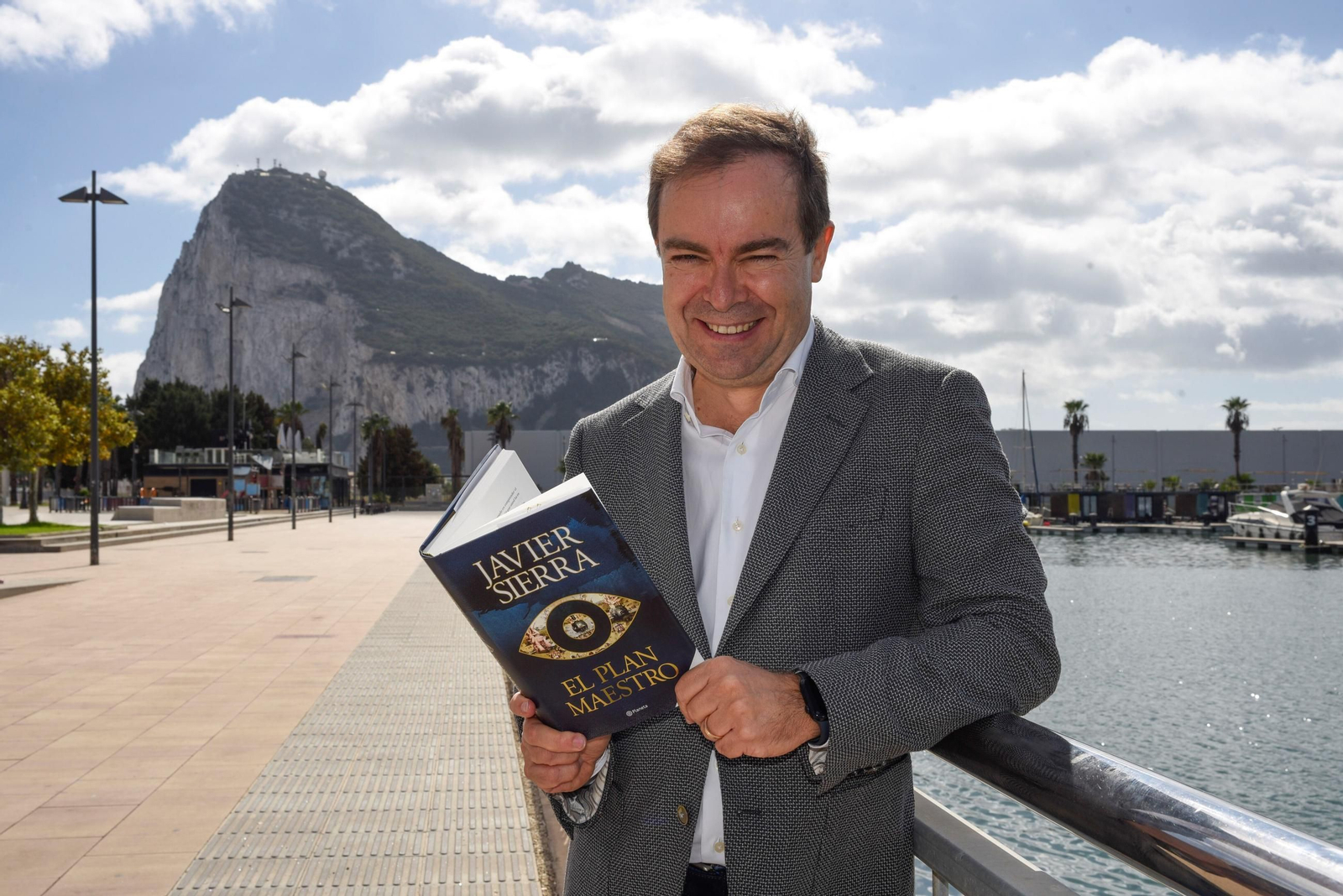 Javier Sierra, con su novela frente al Peñón de Gibraltar.