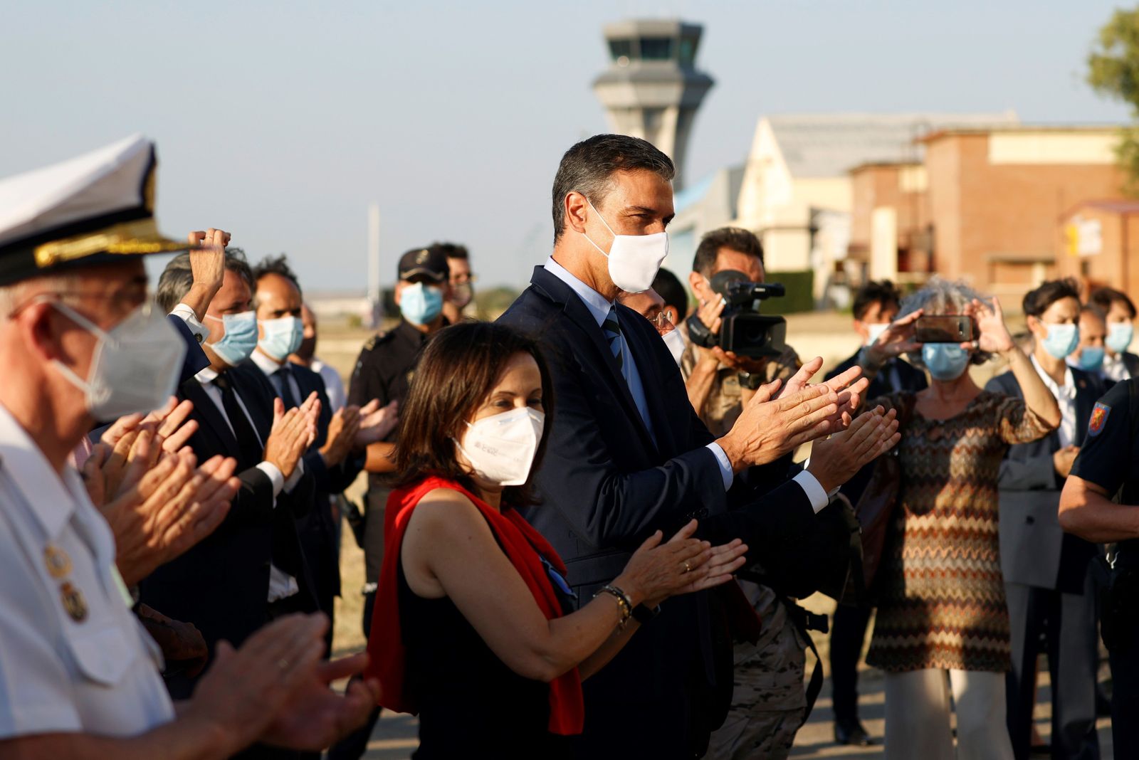 Pedro Sánchez recibió con aplausos al último grupo de evacuados desde Kabul.