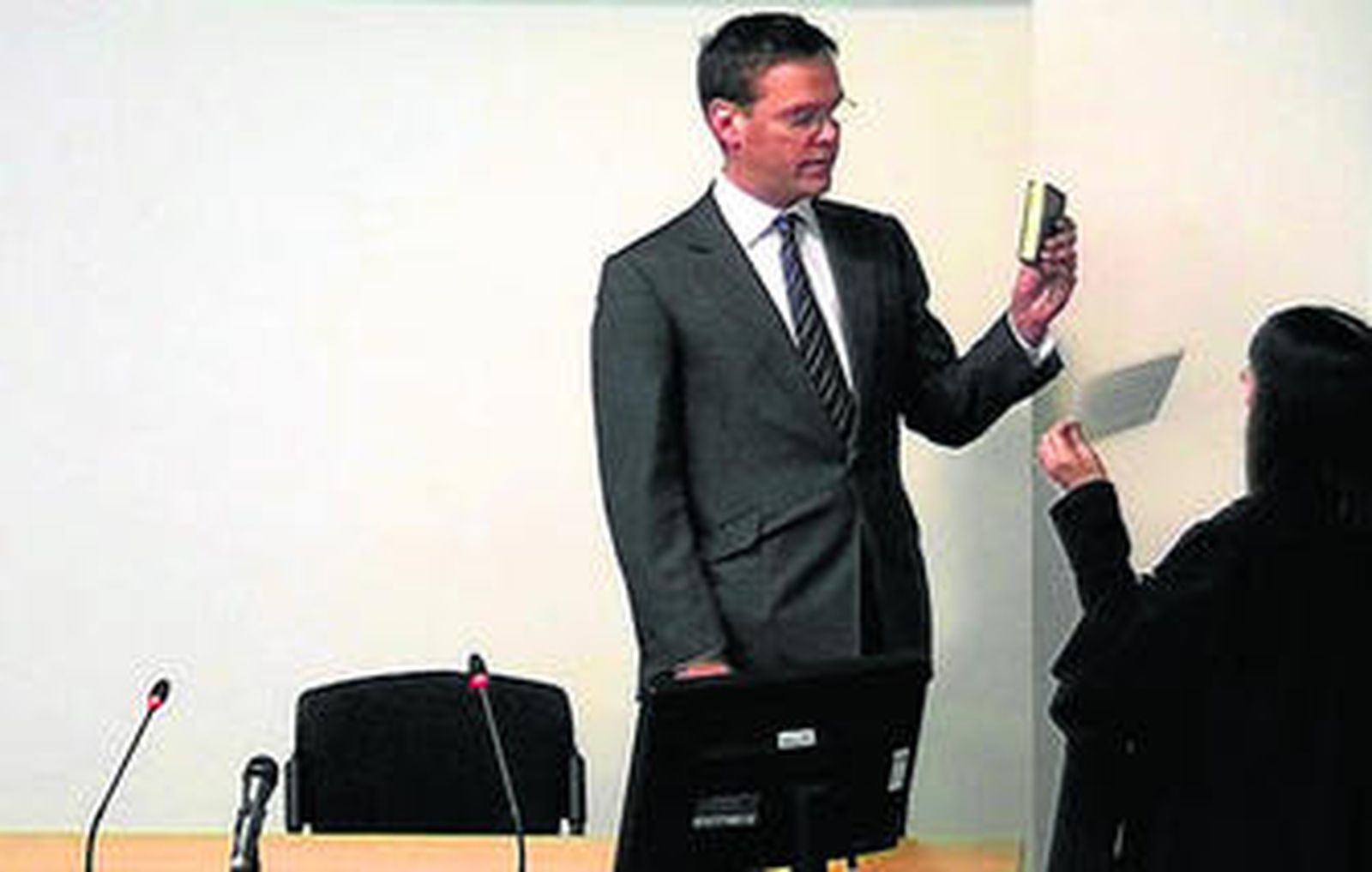 James Murdoch hace un juramento antes de comparecer.