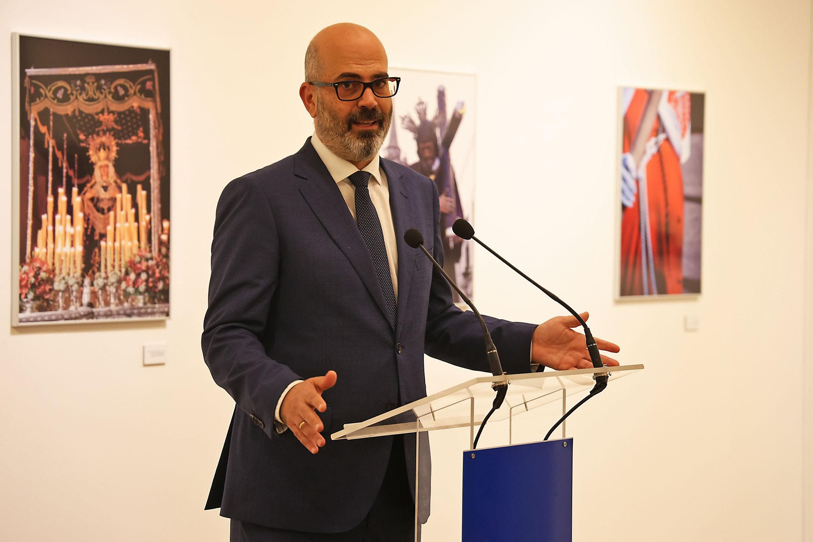 Inauguración de la Exposición de fotografías Huelva, provincia cofrade de Huelva Información en la Diputación de Huelva