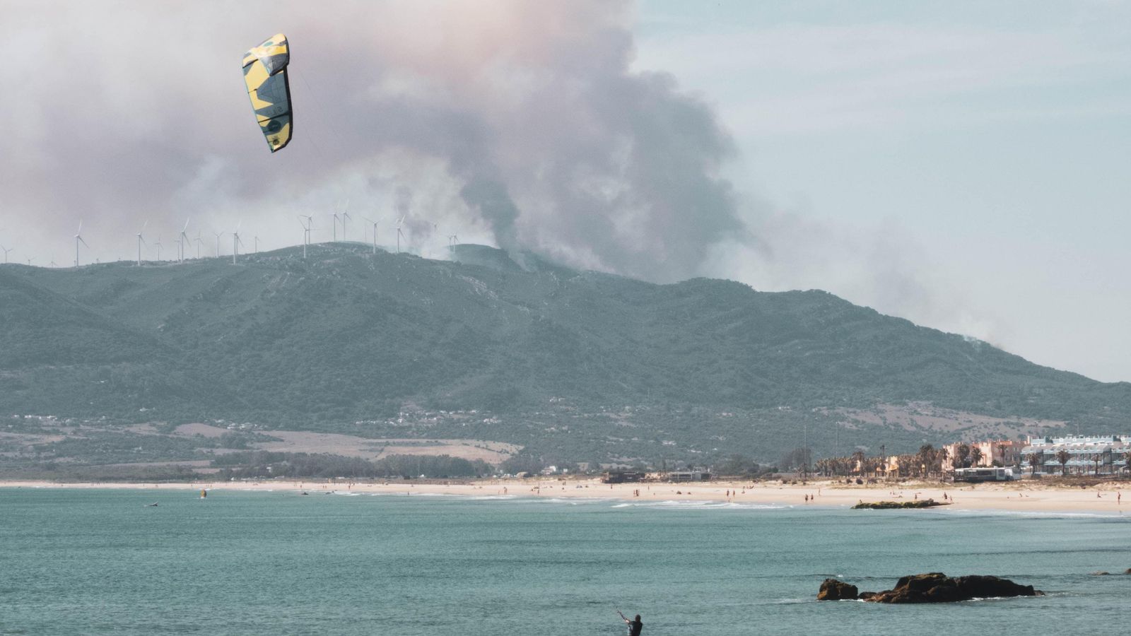 La columna de humo vista desde la playa de Tarifa, este miércoles.