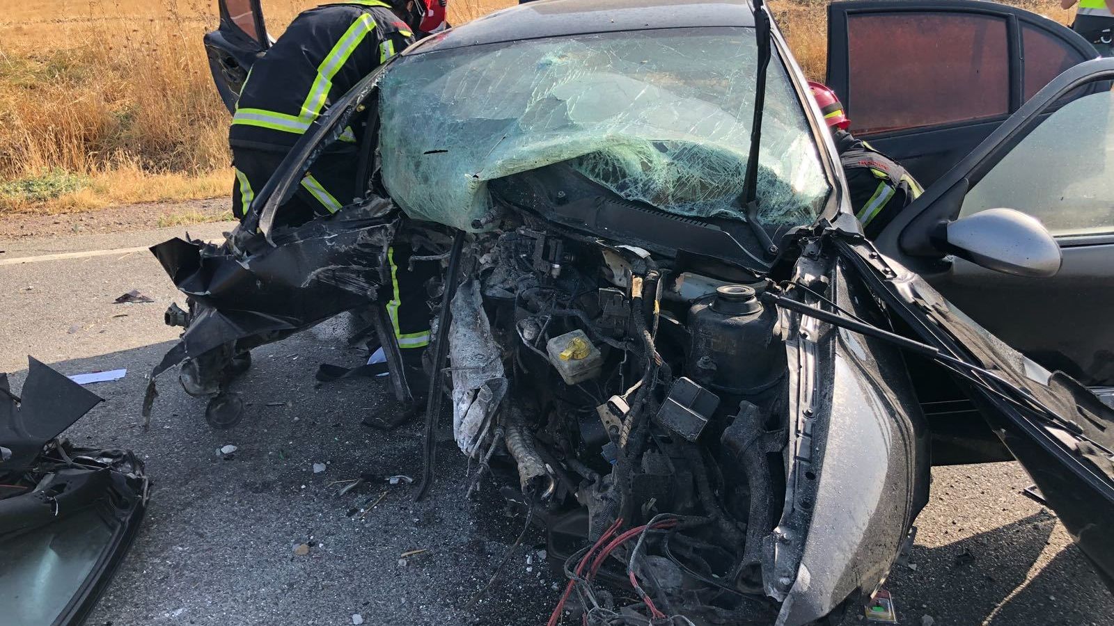 El vehículo, con el morro destrozado.