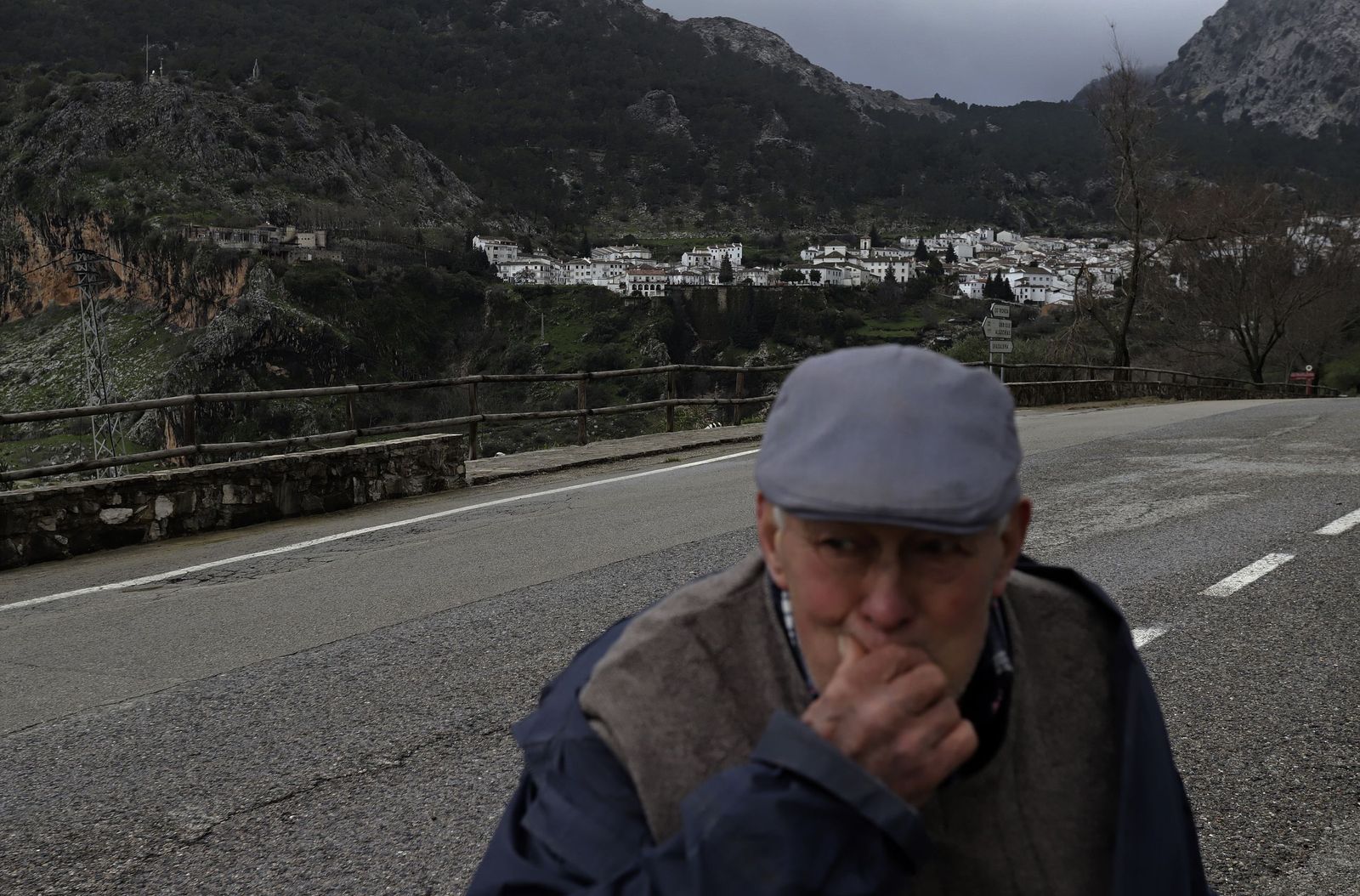 Las borrascas también castigaron seriamente a varias poblaciones de la serranía de Cádiz, en Grazalema los 581 litros por metro cuadrado que cayeron el 05 de febrero convirtieron los suelos y muros de las casas en manantiales de agua, después de que el acuífero subterraneo se desbordase provocando una situación de riesgo sin precedentes. Un vecino de Grazalema espera a entrar en el municipio para alimentar a sus animales.