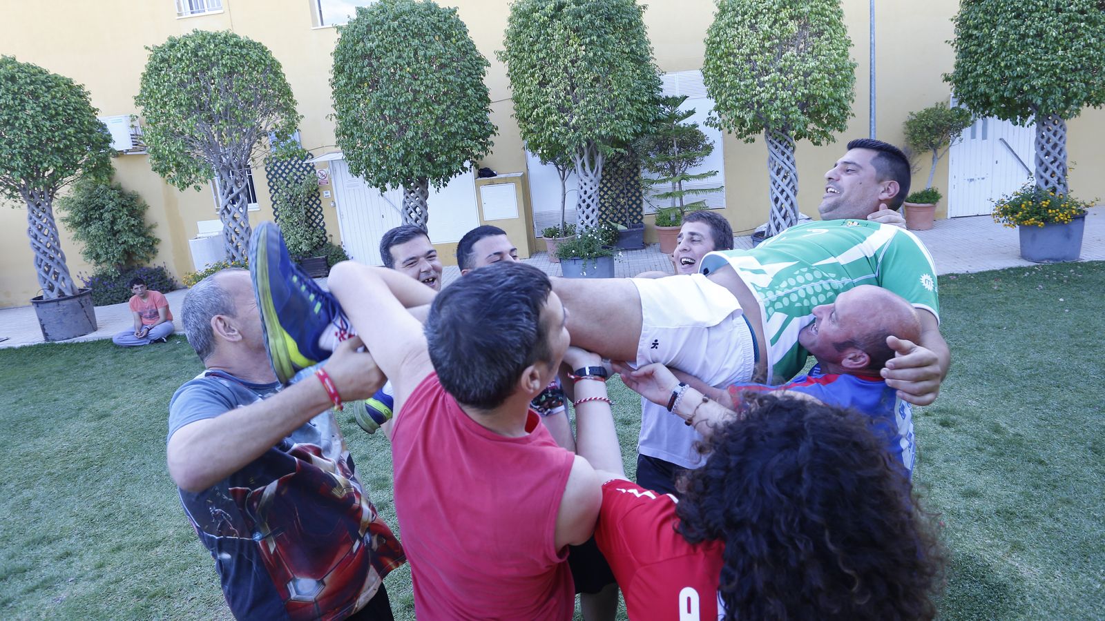 Los usuarios de la Residencia San Sebastián mantean al entrenador.