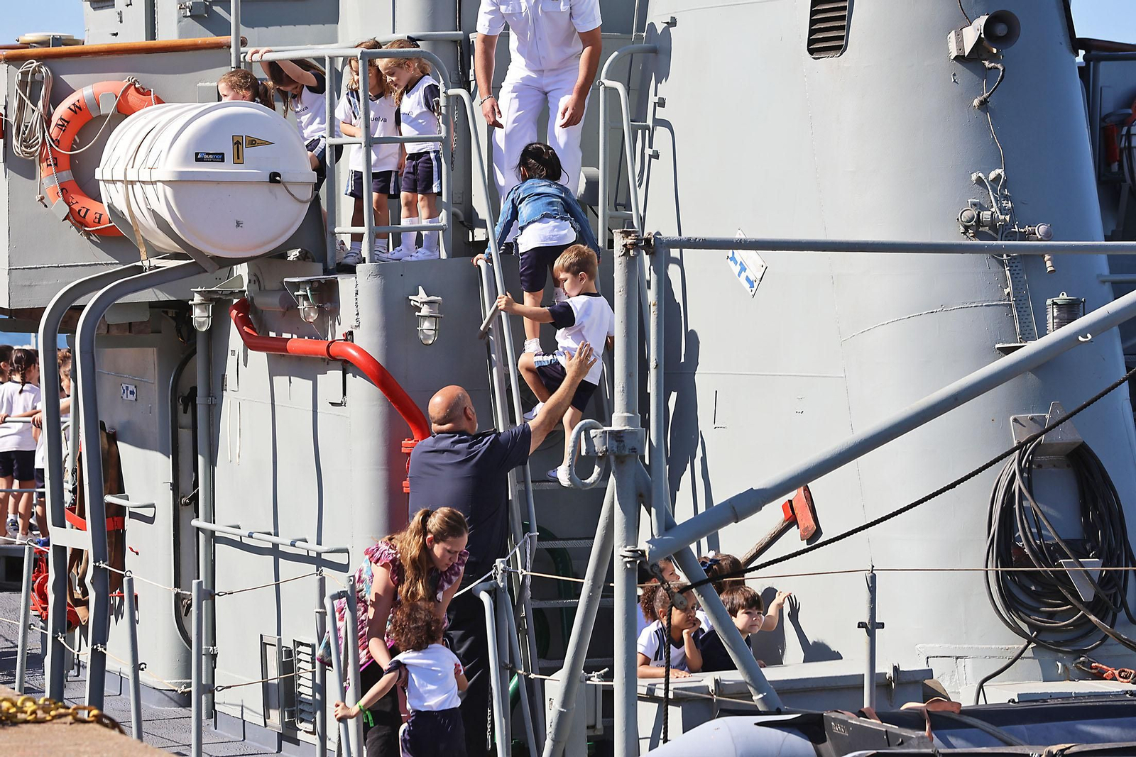 Imágenes de las visitas al patrullero de la Armada Española Medas p-26