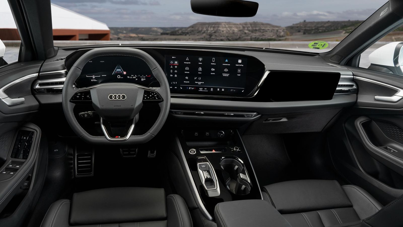 En el salpicadero pueden situarse dos o tres pantallas. En ambas configuraciones, las de la instrumentación y multimedia están integradas bajo un mismo cristal curvado.