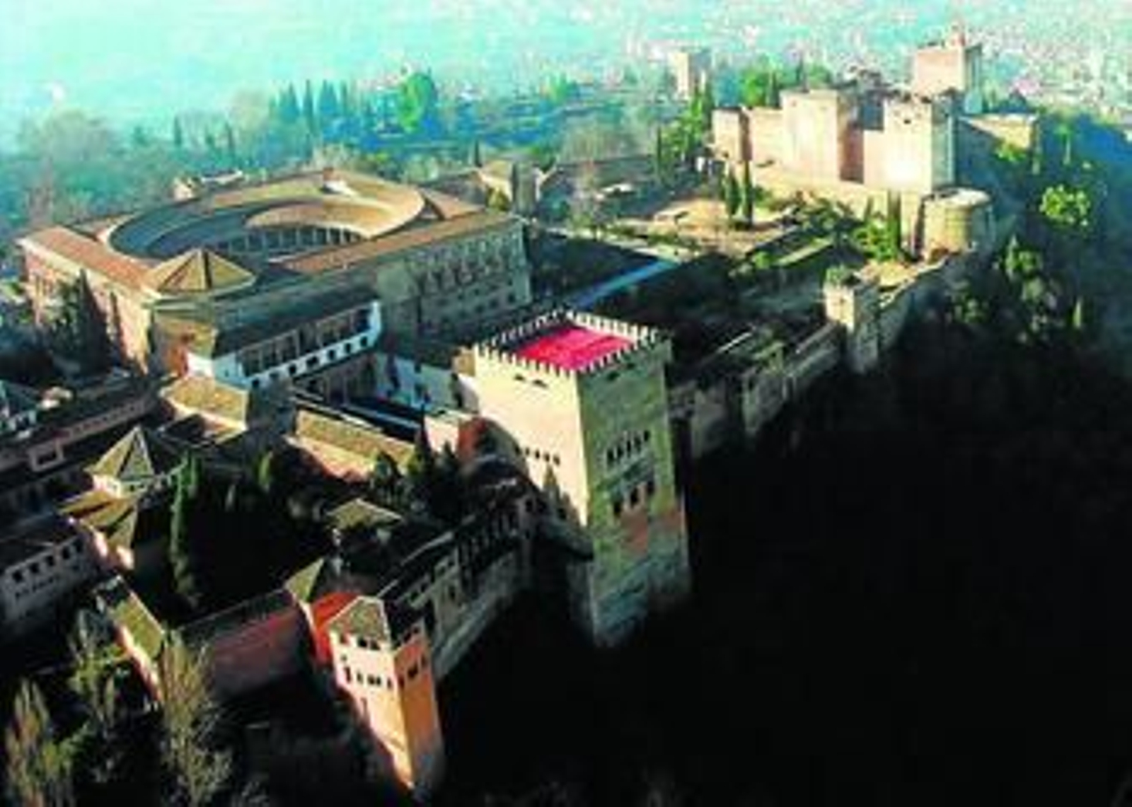 Una vista de la Alhambra realizada durante un festival de globos aerostáticos.