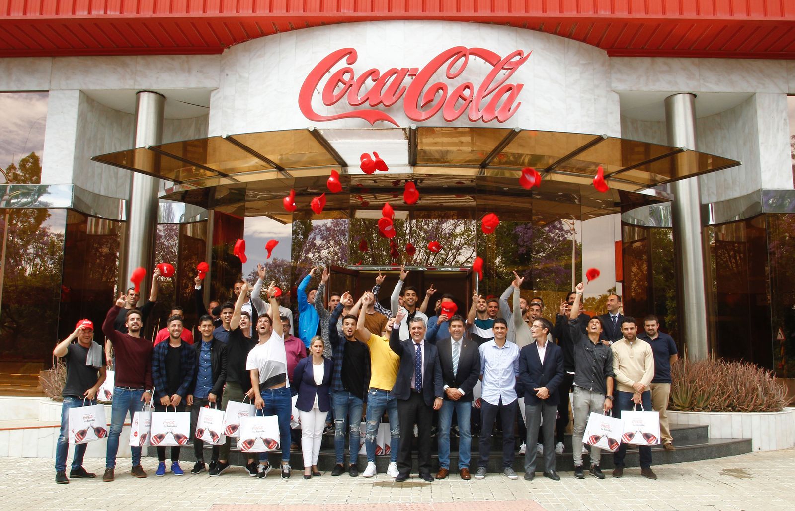 La plantilla y consejeros del Recre posan en la puerta de Coca-Cola.
