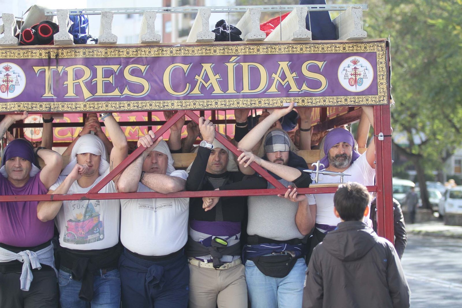 Imágenes del ensayo solidario de la Hermandad de Tres Caidas