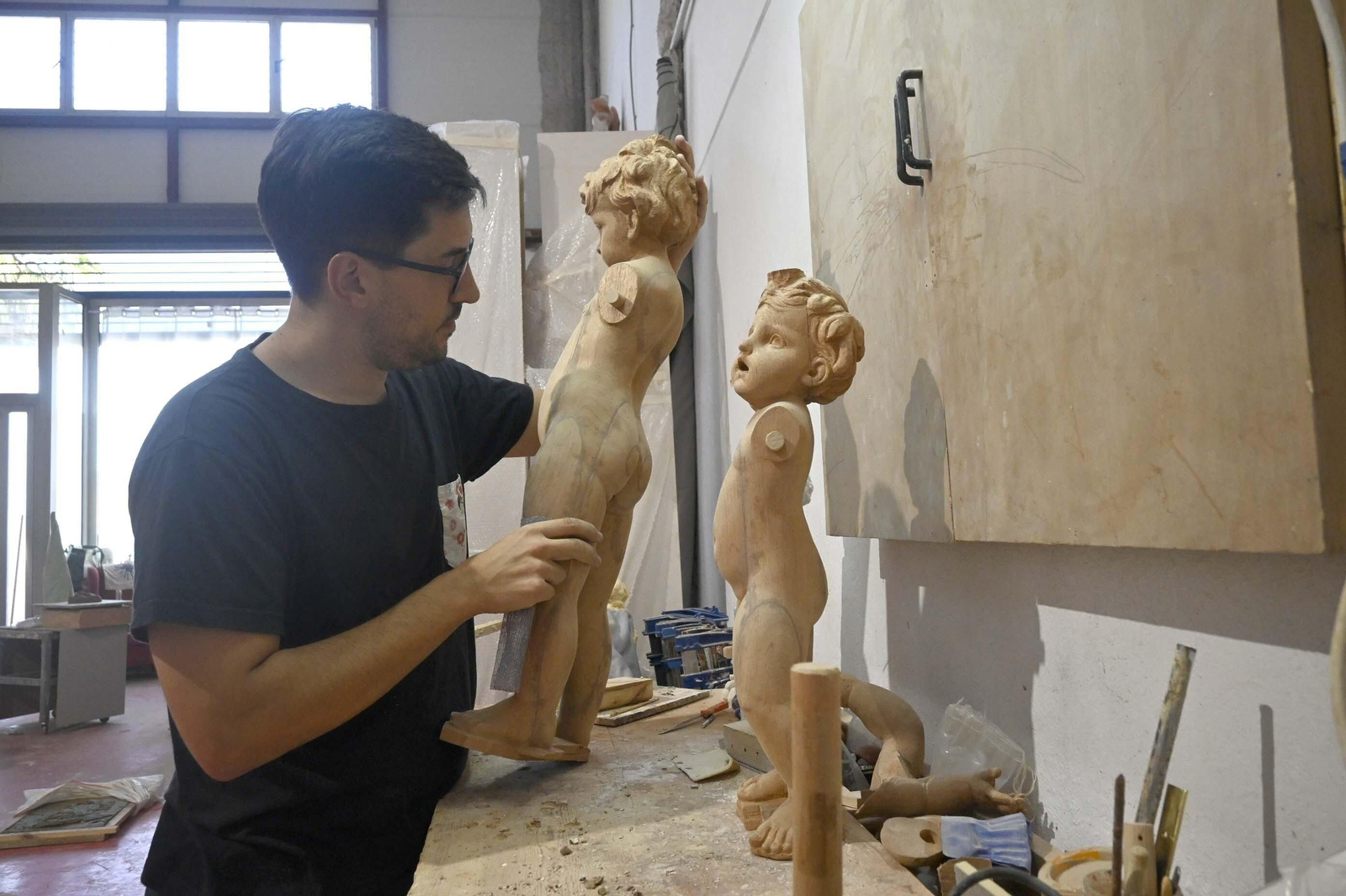 Así es el taller del escultor Abraham Ceada, en imágenes