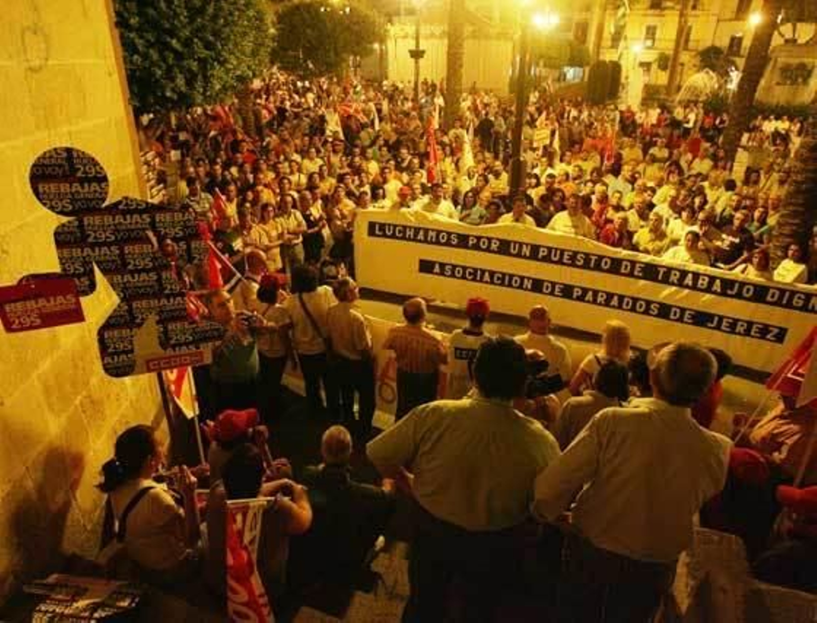 La manifestación que puso fin a la jornada de huelga reunió a unas tres mil personas en su recorrido, que finalizo en la plaza del Arenal.   Foto: Manuel Aranda