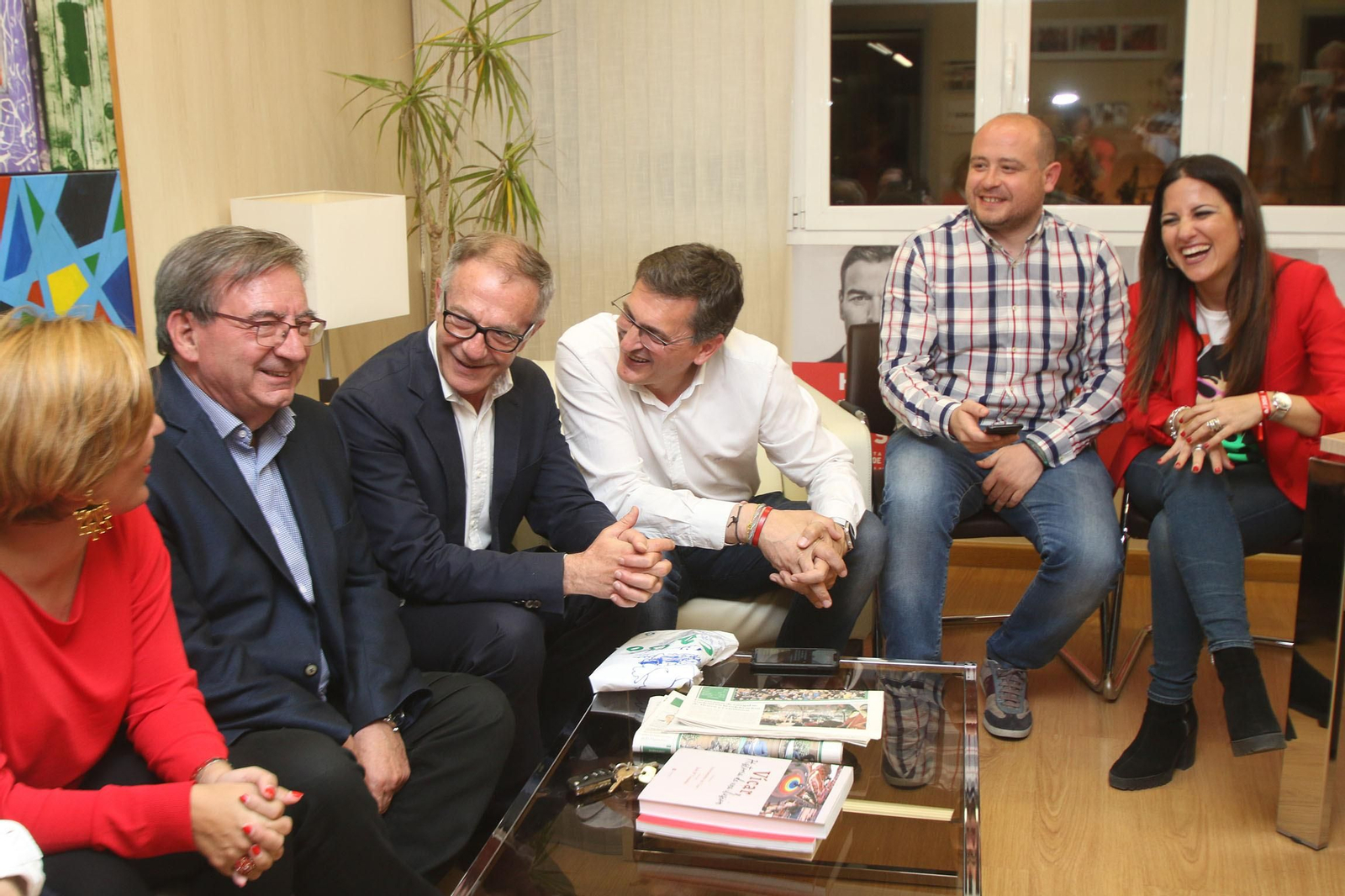 Los candidatos y cargos del PSOE de Almería en la sede provincial durante la jornada electoral