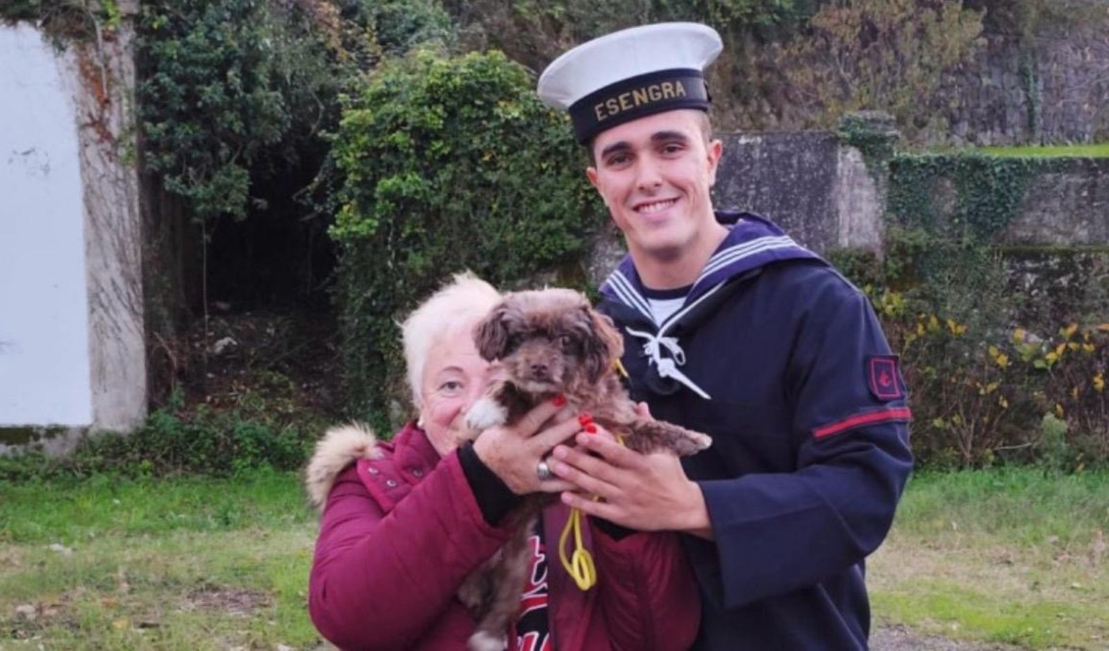 Sara Castelo y Daniel Armenteros, con la perrita Currita.