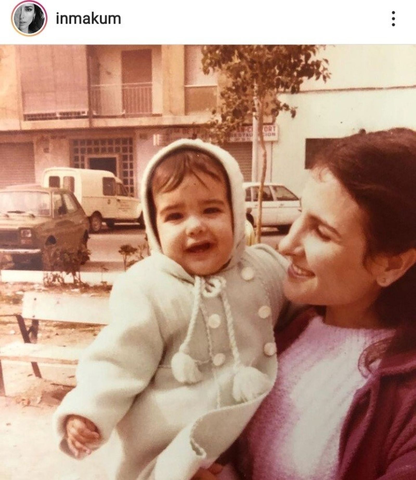 Una bebé muy sonriente, en brazos de su madre ¿quién es?