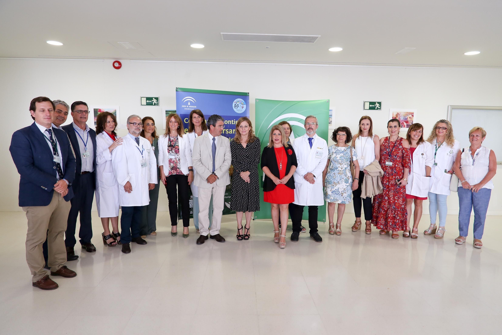 La consejera de Salud recorre varias áreas del hospital y conoce las últimas novedades