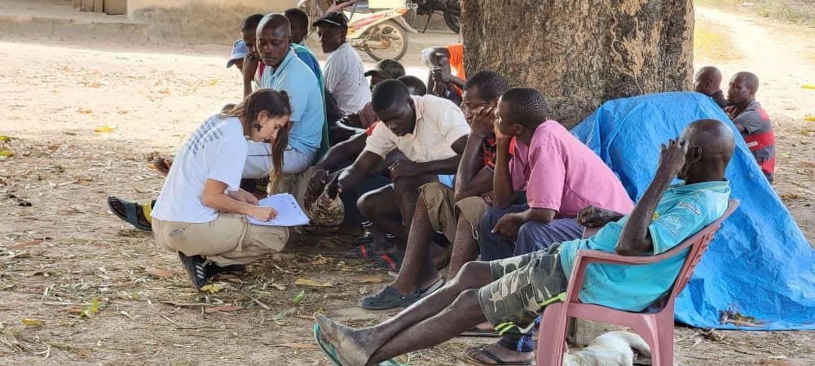 Nuria Perea, técnico de ByC, dialoga con la población de una comunidad.