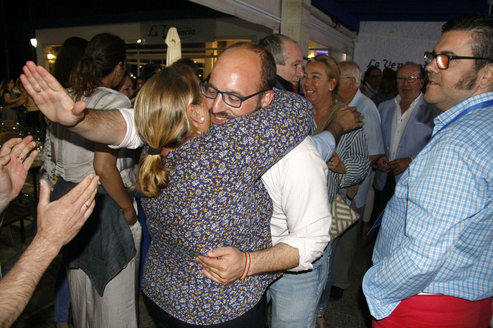 El candidato popular, Germán Beardo, celebrando sus resultados durante la noche electoral.