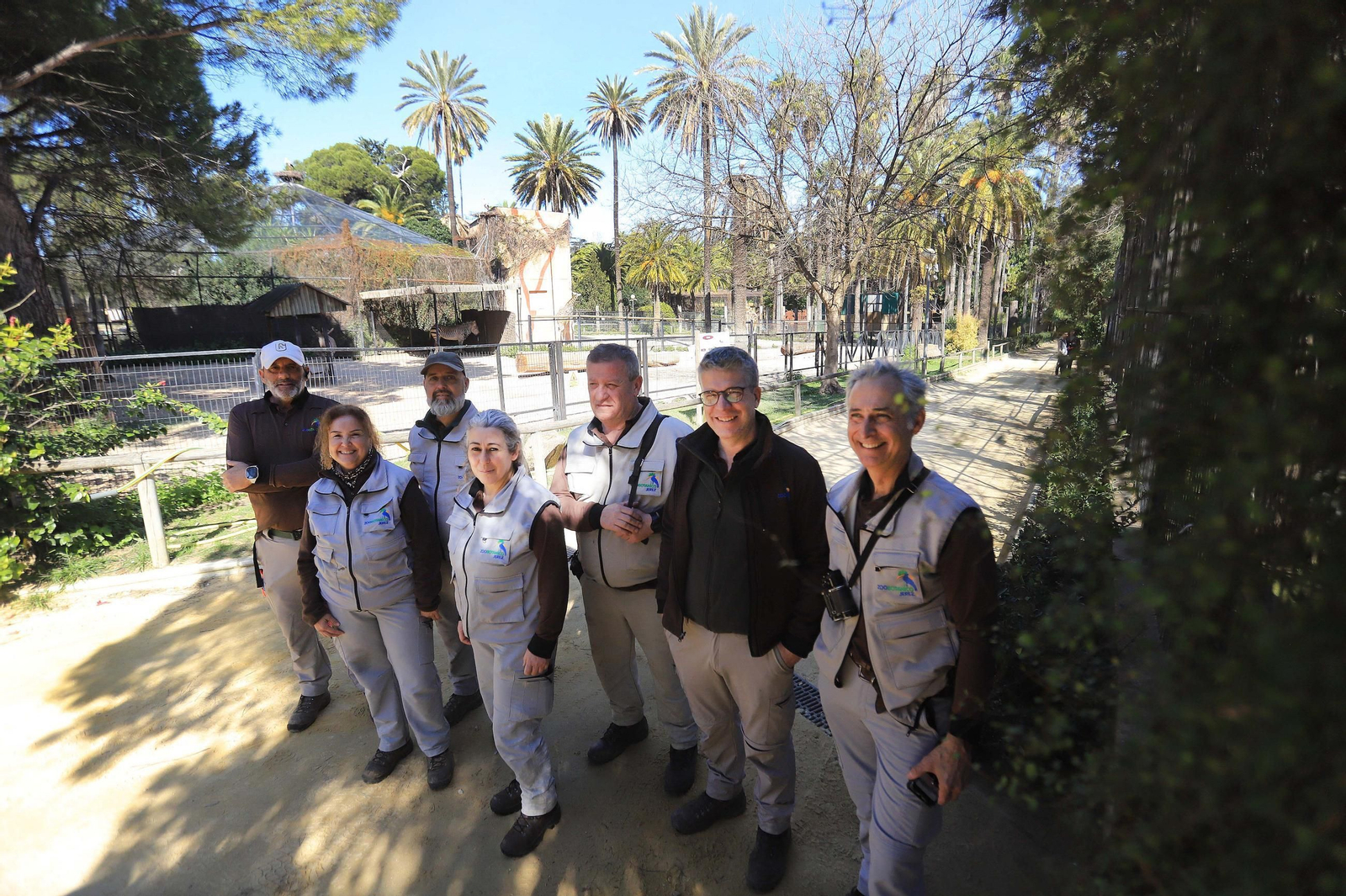 Cuidadores del Zoo y el veterinario Miguel Ángel Quevedo. Cuidadores del Zoo y el veterinario Miguel Ángel Quevedo.